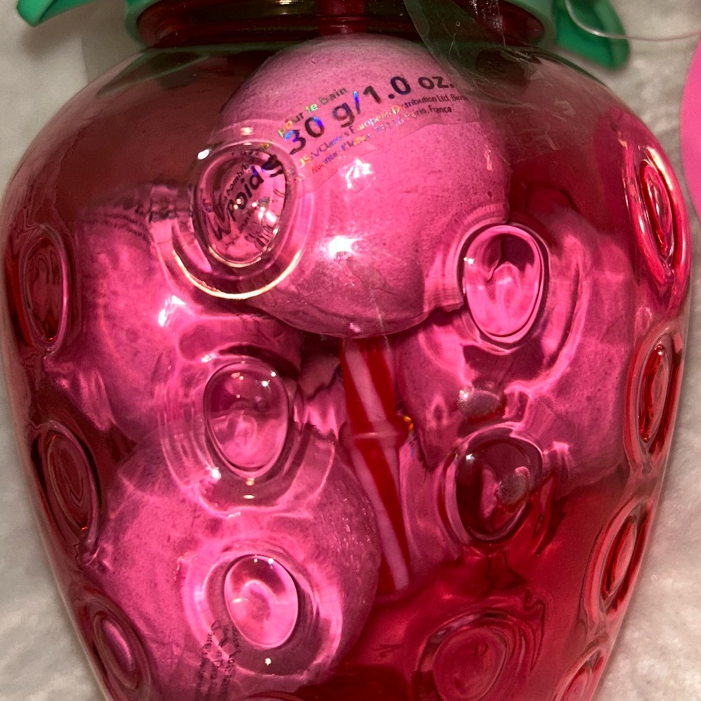 6 Bath Bombs Strawberry scented with Tumbler. Claire’s bath bombs inside Cup NEW - Picture 4 of 4